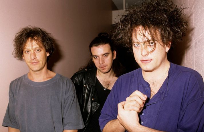 Frá hægri er Robert Smith söngvari og lagahöfundur, Simon Gallup bassaleikari og Perry Bamonte.
