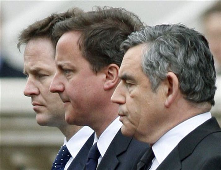 Clegg, Cameron og Brown. Þeir síðarnefndu börðust um hylli hins fyrstnefnda.