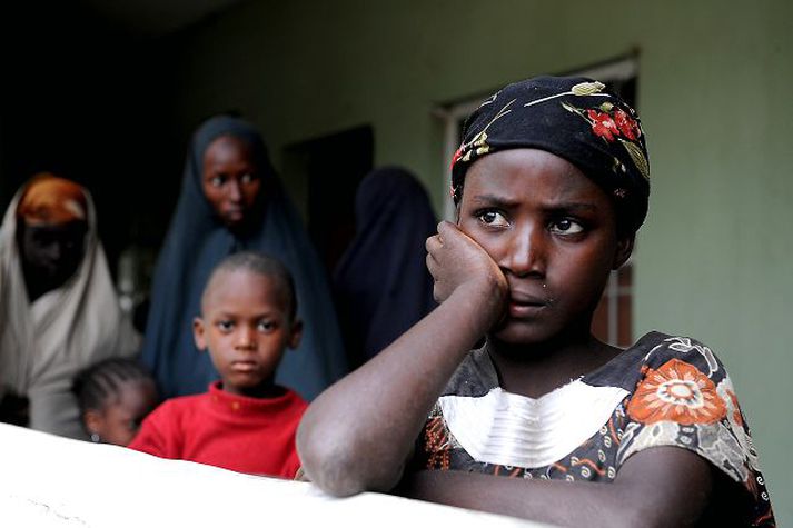 Mæður og börn þeirra leituðu skjóls í lögreglustöð í bænum Maiduguri eftir að herskáir íslamistar tóku hóp bæjarbúa í gíslingu. Mynd/AFP