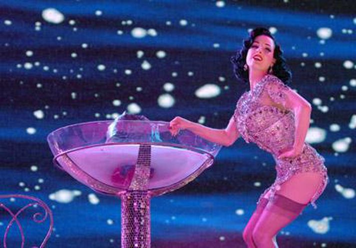 Dita von Teese sést hér sýna atriði sitt en það er fyrir löngu orðið heimsfrægt.