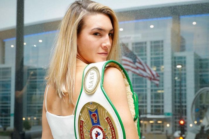 Mikaela Mayer með WBC-NABF fjaðurvigtarbeltið sem hún hefur haldið síðan 2018 en myndin er tekin af Instagram síðu hennar.