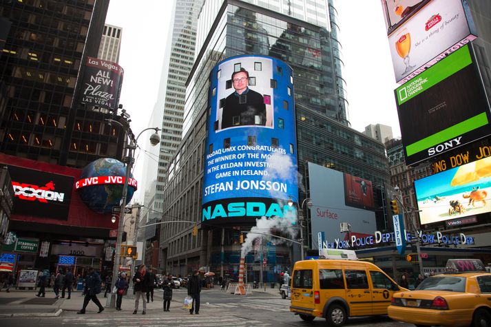 Mynd af Stefáni Jónssyni, sem náði bestum árangri allra Þátttakenda í Ávöxtunarleiknum í janúar birtist meðal annars á Nasdaq turninum í New York, eftir að hann hafði tekið við verðlaunum í húsakynnum kauphallarinnar á Íslandi.