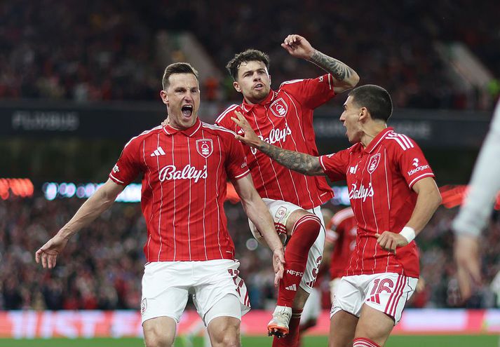Chris Wood kom Forest yfir úr víti í kvöld.