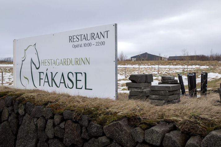 Hestagarðinum Fákaseli í Ölfusi var lokað í febrúar. 