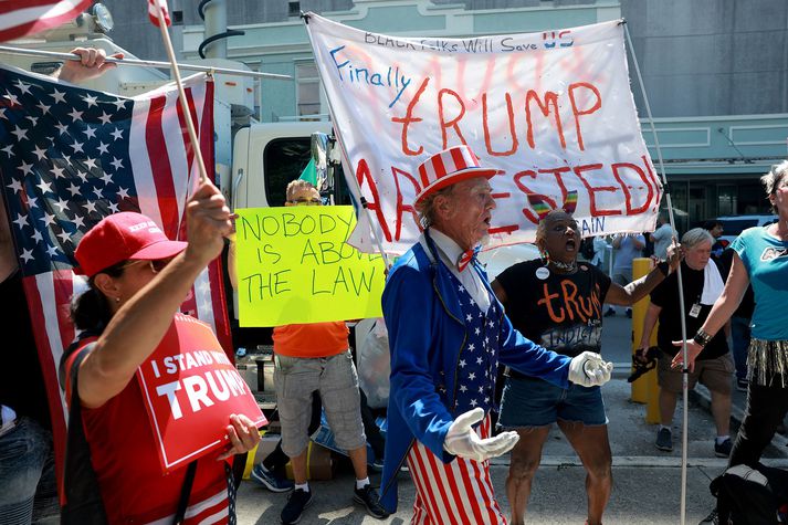 Bandaríska þjóðin skiptist nokkurn vegin til helminga hvað varðar afstöðu hennar til réttmætis ákæru á hendur Trump.