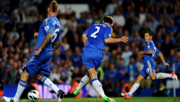 Branislav Ivanovic skorar hér fjórða markið eftir sendingu frá Edin Hazard.