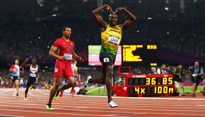 Usain Bolt kemur í mark á nýju heimsmeti.