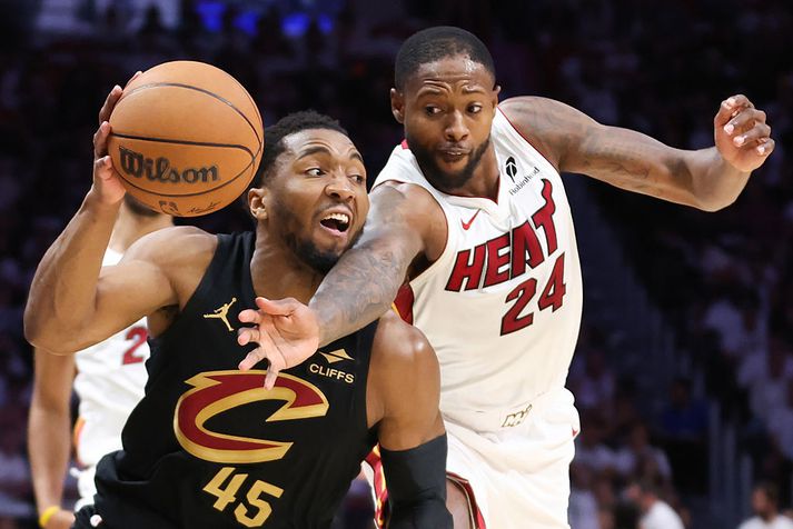 Donovan Mitchellmeð boltann en Haywood Highsmith reynir að trufla hann, í sigrinum stóra hjá Cleveland Cavaliers gegn Miami Heat í gærkvöld.
