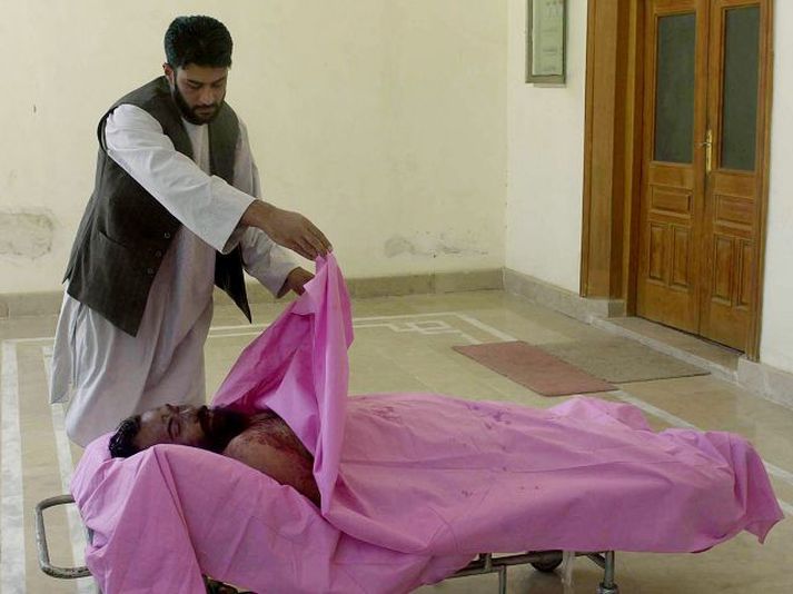 Lík Mulla Dadullah var til sýnis hjá héraðsstjóranum í Kandahar í gær.