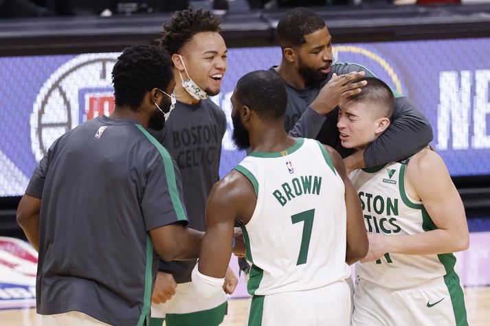 Leikmenn Boston Celtics fagna Payton Pritchard eftir að hann skoraði sigurkörfu liðsins gegn Miami Heat.