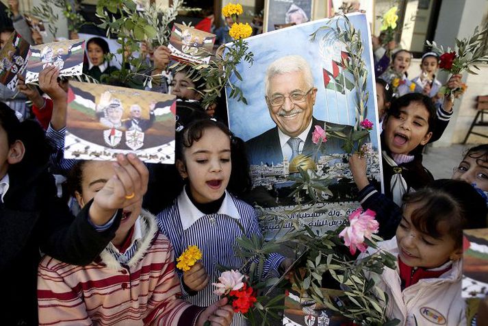 Palestínsk börn halda á myndum af Jasser Arafat og Mahmoud Abbas, forseta Palestínustjórnar. FRÉTTABLAÐIÐ/AP