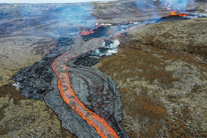 Nú vellur hraun upp á þremur stöðum á gossprungunni í Fagradalsfjalli.