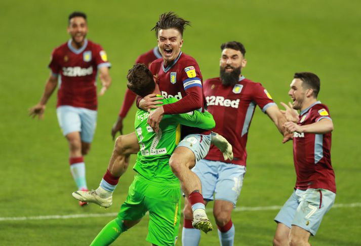 Jed Steer markvörður fær faðmlag frá Jack Grealish í leikslok