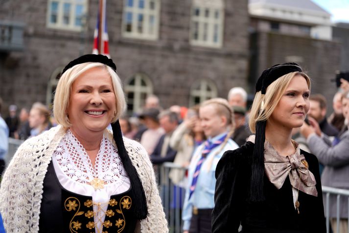Guðni Th. Jóhannesson, forveri Höllu í embætti forseta, lagði til í kveðjuávarpi sínu til Alþingis að forseti tæki við flutningi hátíðarávarpsins af forsætisráðherra. Sú ósk hans gengur nú eftir annað árið í röð.