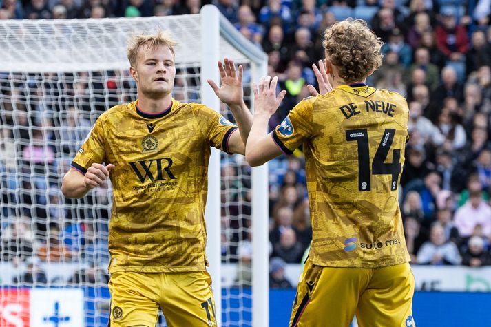 Andri Lucas Guðjohnsen fagnar fyrra marki sínu fyrir Blackburn Rovers í dag.
