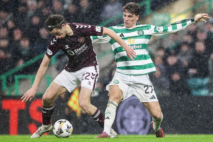 Tómas Bent Magnússon í baráttunni í toppslagnum við Celtic á Celtic Park í dag.