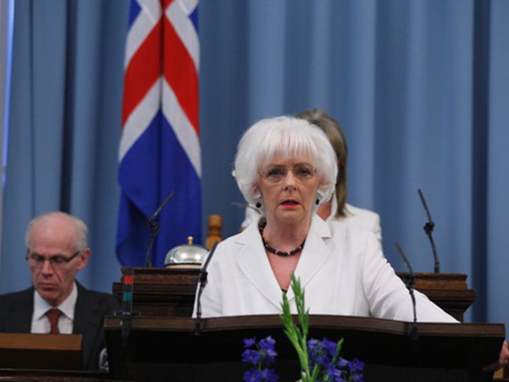 Jóhanna Sigurðardóttir, forsætisráðherra mun flytja munnlega skýrslu um efnahagsmál eftir helgi.