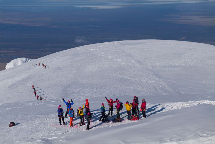 Hópurinn er nú á leið niður en björgunarsveitarfólk er á leið upp á jökulinn til öryggis. 