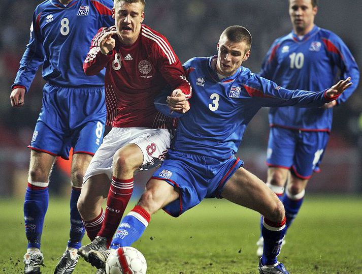Elmar í baráttu við Danann Nicklas Bendner í landsleik í undankeppni Evrópumótsins árið 2008 á Parken í Kaupmannahöfn. Elmar er enn að bíða eftir sínu fyrsta marki með A-landsliði Íslands.