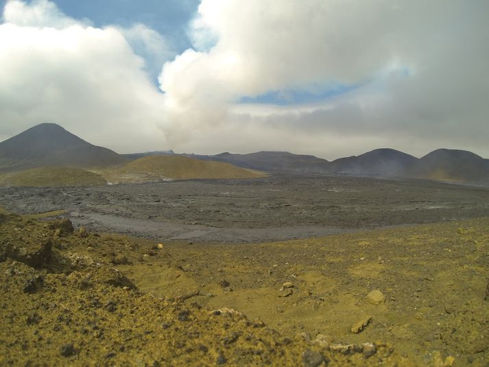 Hraunið í Meradölum fremst á myndinni er undanhlaup sem myndaðist í gær.