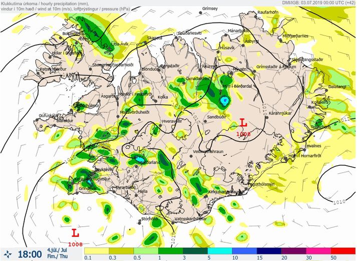 Eins og sést á úrkomuspá Veðurstofunnar fyrir klukkan 18 annað kvöld má búast við skúrum víða um land.