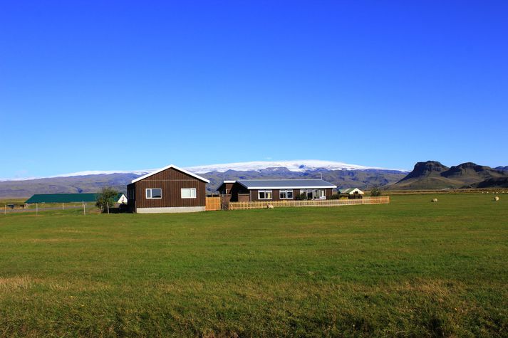 Bærinn Norður-Hvoll er skammt vestan Dyrhólaeyjar í Mýrdalshreppi.