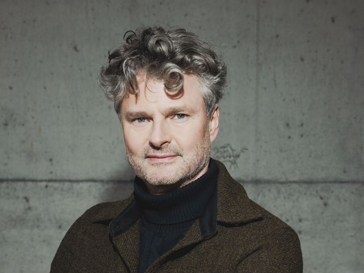 Róbert Ragnarsson er sérfræðingur í stjórnsýslu með rekstur sveitarfélaga sem sérsvið. Hann hefur starfað sem bæjarstjóri Grindavíkur, stofnað og rekið eigið fyrirtæki og verið meðeigandi í ráðgjafarfyrirtæki. 