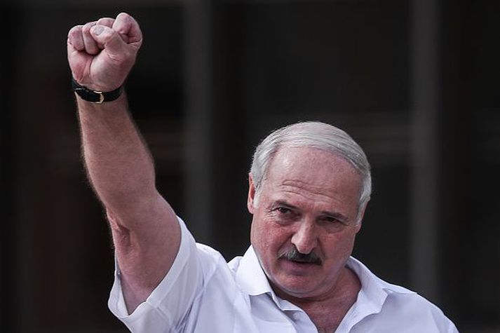 Lukashenko er sakaður um stórfellt kosningasvindl og ofbeldi gegn andstæðingum sínum. 