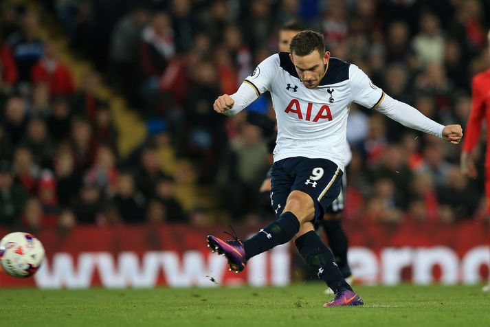 Vincent Janssen skorar úr vítinu gegn Liverpool.