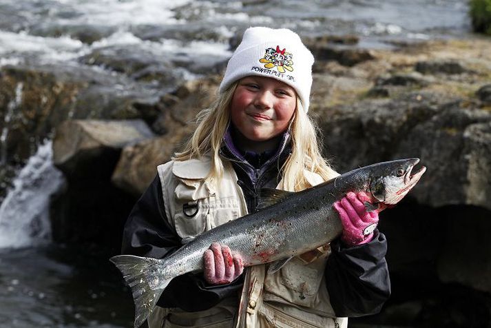 Steinunn Helga með maríulaxinn sinn í fyrra, en slíkar upplýsingar skila sér oft í veiðibækur. fréttablaðið/stefán