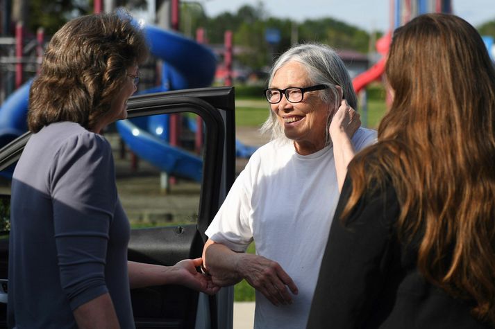 Sandra Hemme, sem sést hér fyrir miðju, hitti fjölskyldu sína og stuðningsfólk eftir að henni var sleppt frá Chillicothe Correctional Center fangelsinu á föstudag.