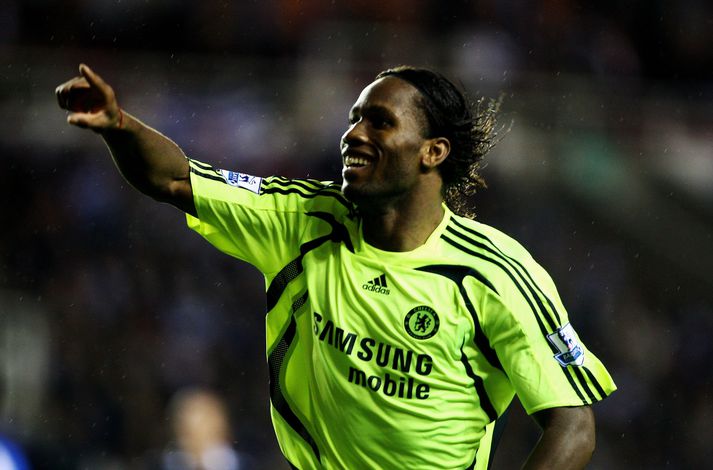 Didier Drogba fagnar marki sínu gegn Reading í gær.