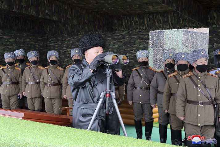 Kim Jong Un fylgdist nýverið með æfingu stórskotaliðs.