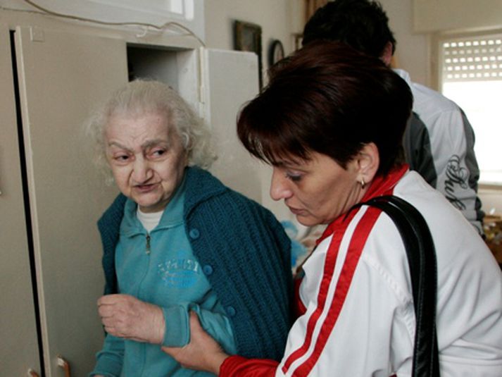 Tili Arizon, 78 ára gömul ísraelsk kona, flutt af elliheimili eftir árásina.
