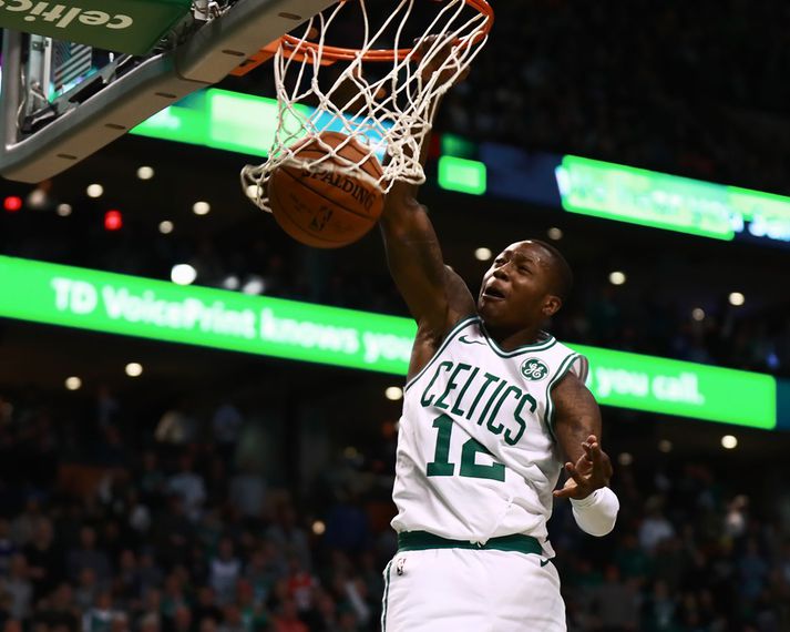 Terry Rozier treður hér boltanum í leiknum í nótt.