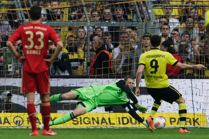 Manuel Neuer ver hér víti frá Robert Lewandowski.