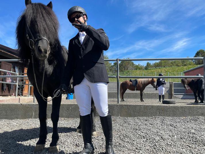 Emmsjé Gauti laumaði sér inn á Landsmót hestamanna til þess að taka upp tónlistarmyndband.
