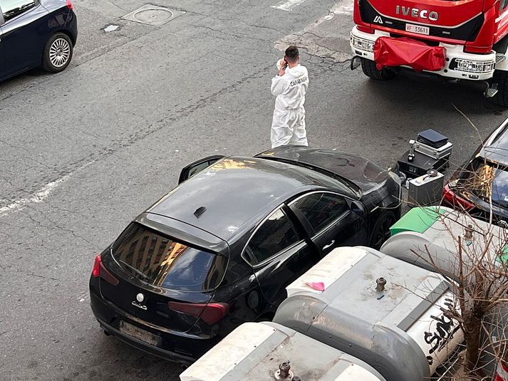 Lögregla braut sér leið inn í bankann gegnum gluggana en þá voru ræningjarnir á bak og burt.