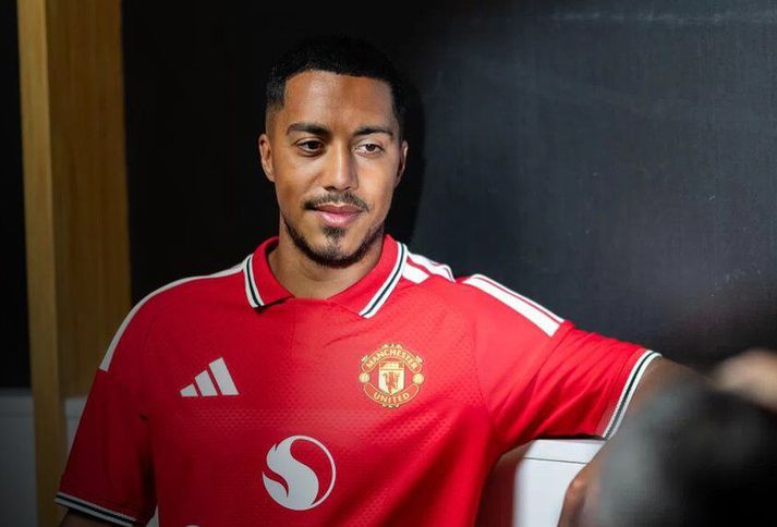 Manchester United hefur tryggt sér þjónustu belgíska landsliðsmannsins Youri Tielemans en félagið hefur keypt hann frá Aston Villa.