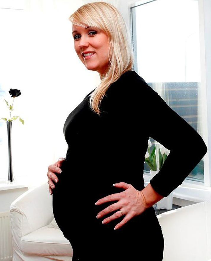 Regína geislar á meðgöngunni.