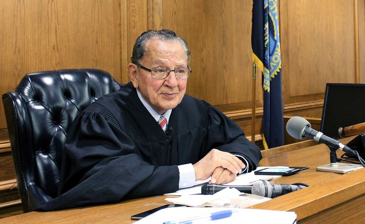 Frank Caprio naut mikilla vinsælda sem dómari í Providence í Rhode Island. 