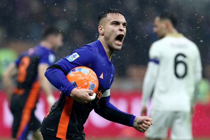 Lautaro Martinez fagnar jöfnunarmarki Internazionale í kvöld en liðið kom til baka eftir að hafa lent 2-0 undir.