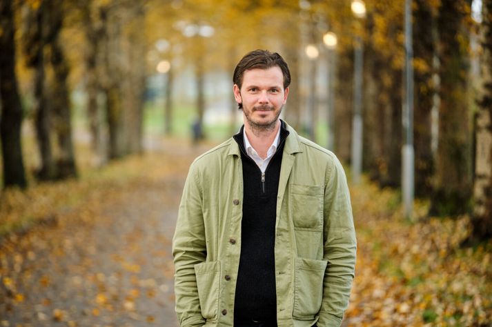 Stefán Jökull Stefánsson, stjórnarformaður fjártæknifyrirtækisins Kríta, segir heimilið nokkuð fjörugt á morgnana. Enda búi hann með þremur konum og yfir morgunkaffinu þurfi því að taka þátt í spjallinu um hvað er í nesti, hver er að fara hvert og hvað er framundan eftir skóla eða íþróttir. 