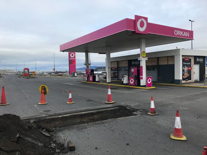 Maðurinn kom við á bensínstöð Orkunnar við Kleppsveg og rændi þar peningum áður en hann réðst inn í íbúðarhúsið.