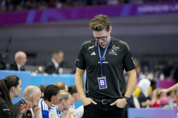 Landsliðsþjálfarinn átti erfitt með að horfa upp á tapið og aðdáendum Íslands líður eins. 