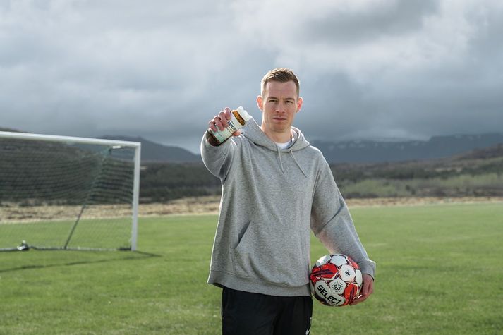 „Ég er sammála ömmu,“ segir Gísli Eyjólfsson, fótboltamaður. „Ég finn mikinn mun á hnjánum þegar ég tek inn töflurnar á hverjum degi.“