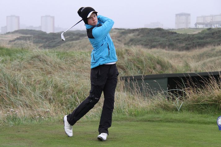 Gísli Sveinbergsson slær upphafshögg á Royal Aberdeen í dag.