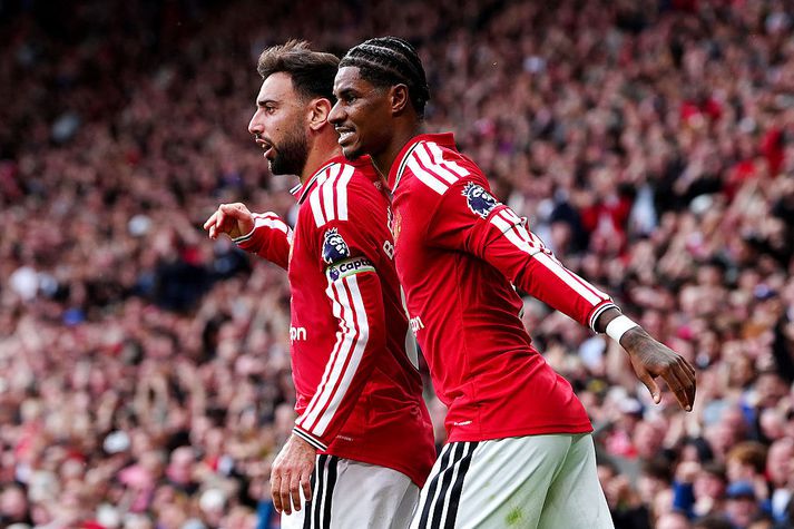 Marcus Rashford fagnar Bruno Fernandes sem skoraði þrennu og lagði upp mark á Old Trafford í dag.