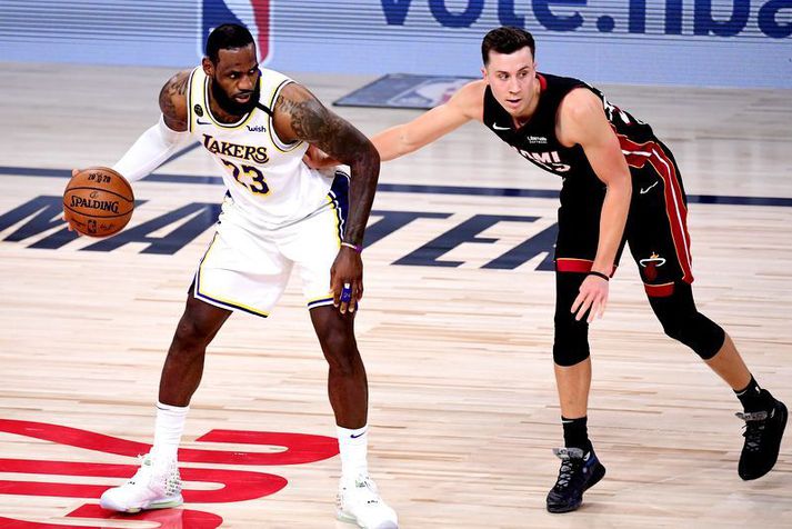 Duncan Robinson sést hér að dekka LeBron James í úslitaeinvígi Los Angeles Lakers og Miami Heat.