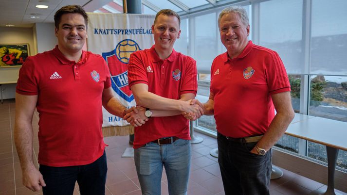 Árni Stefán himinlifandi í rauðu ásamt Aroni Kristjánssyni og Þorgeiri Haraldssyni.